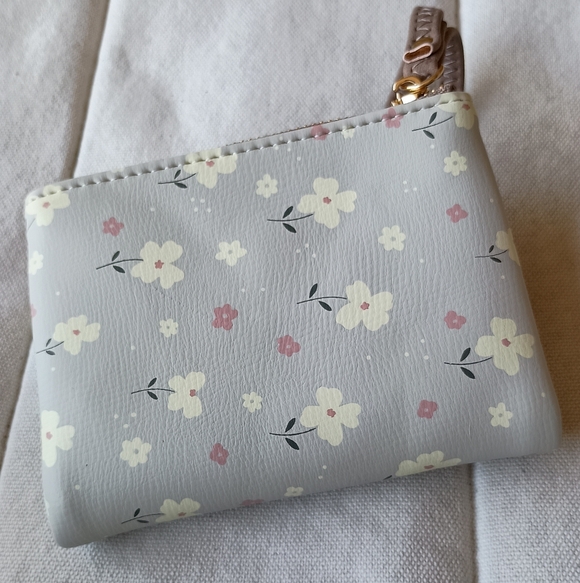 NWOT Prettyzys Floral Gray Wristlet Wallet - Picture 2 of 4